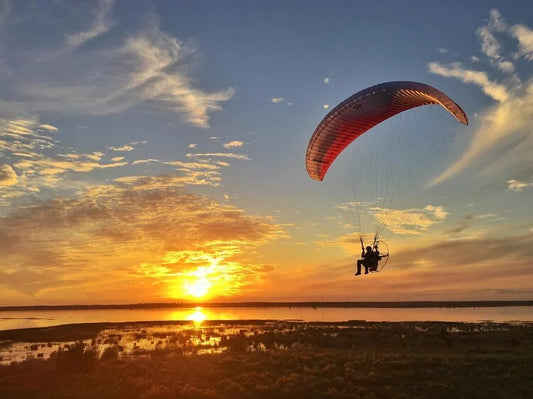 What are the fitness and age requirements to fly a paramotor?